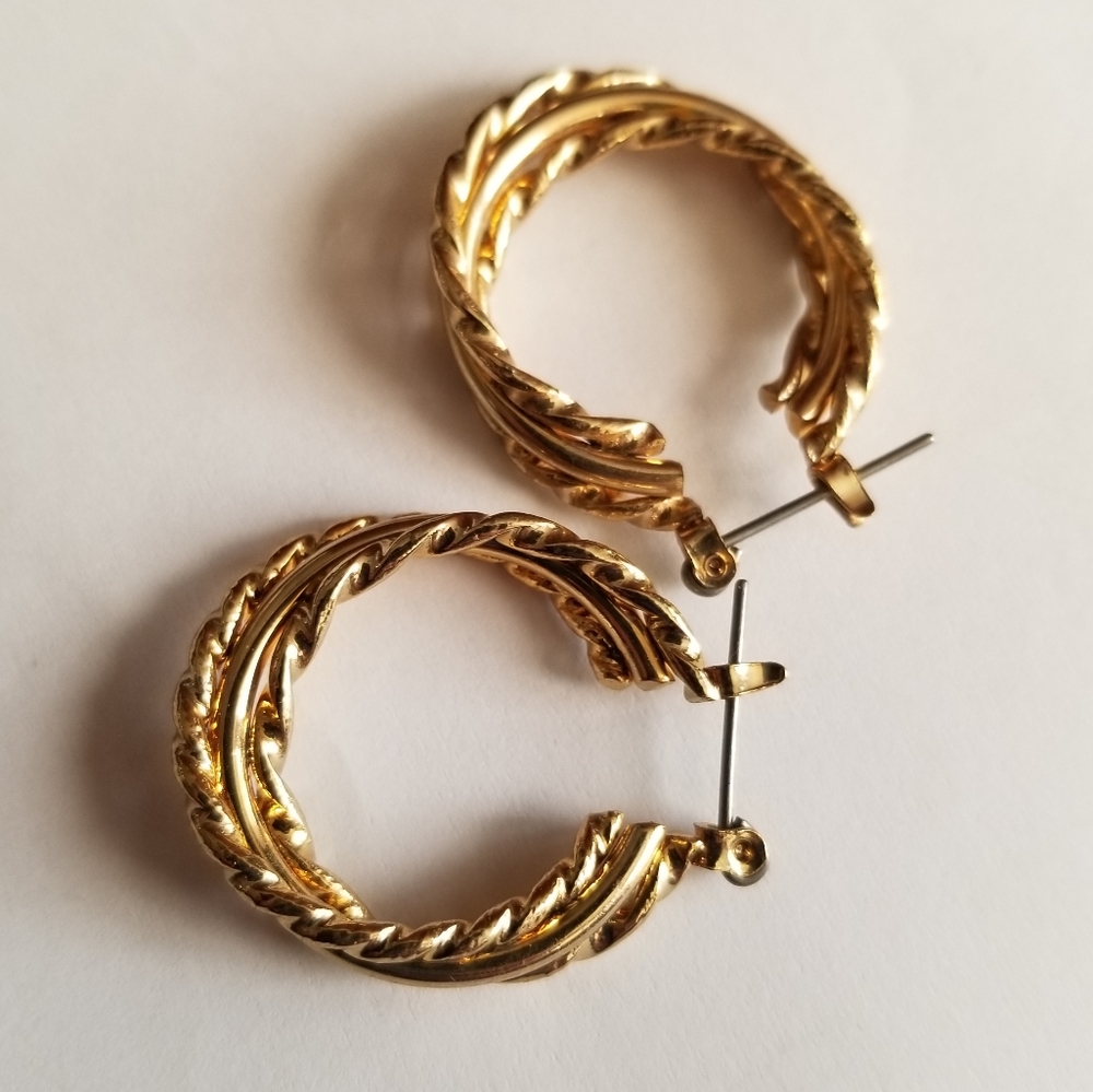 Vintage hoop earrings gold tone twist design - Picture 5 of 10